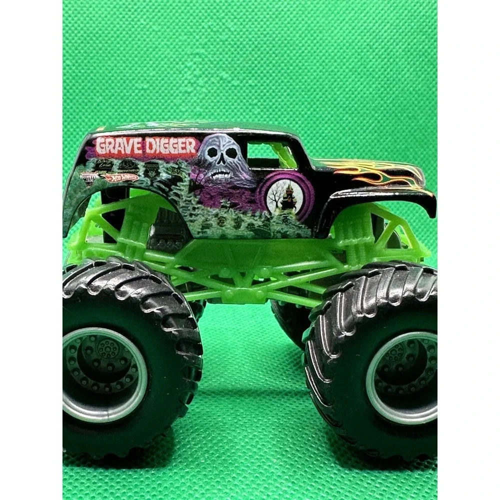 Hot Wheels Grave Digger 1:64 Monster Jam Monster Trucks Die cast Unknown Series